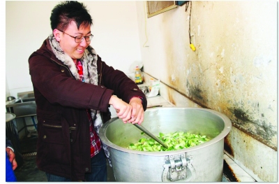 哈工大毕业生拉萨支教小半年 工作间歇做起志